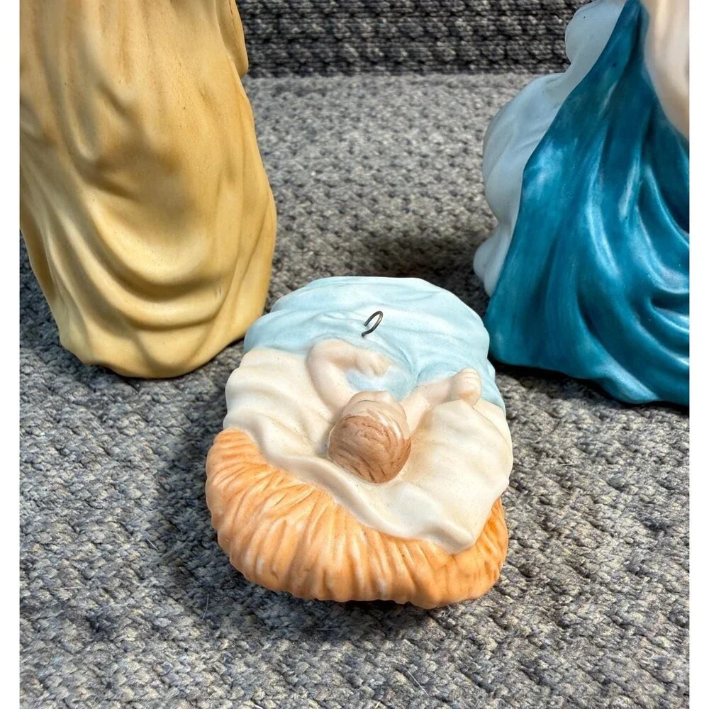 Hallmark Keepsake Ornament The Holy Family Blessed Nativity Collection 1998 Vtg